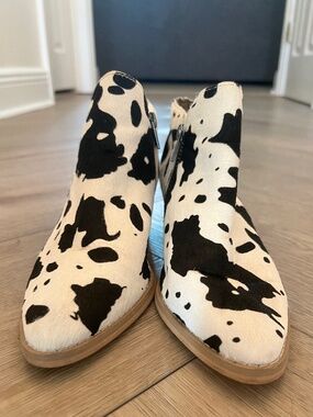 🤠🐄 Very Volatile Cow Print Western Booties – Women’s Size 6.5 🐄🤠
